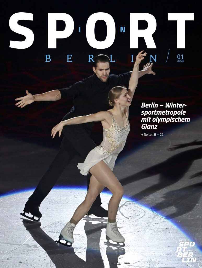 Das Cover der Ausgabe 01/2026 des Magazins "SPORT IN BERLIN" zeigt das Berliner Eistanzen-Paar Minerva Hase und Nikita Volodin auf einer beleuchteten Eisbahn. Minerva in silbernem, glitzerndem Kleid und Schlittschuhen tanzt mit Nikita in schwarzem Hemd und Hose. Oben "SPORT IN BERLIN / 01", Thema "Berlin-Wintersport-Metropole mit olympischen Glanz".